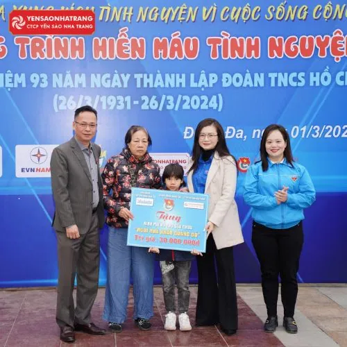 CTCP Yến Sào Nha Trang cùng Tạp chí Nhà đầu tư hỗ trợ sửa nhà “Khăn Quàng Đỏ”