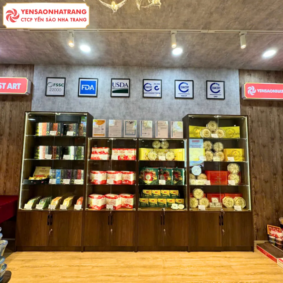🎉Tại Showroom lần này, khách hàng sẽ được: Biết thêm về sản phẩm: Ở đây khách hàng sẽ được nhân viên tư vấn nhiệt tình sẽ giới thiệu về các sản phẩm yến sào, công dụng, và cách sử dụng. Tham gia các chương trình khuyến mãi hấp dẫn. Trải nghiệm những sản phẩm chất lượng từ CTCP Yến Sào Nha Trang.